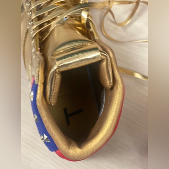 Trump Never Surrender Gold Sneaker - Picture 3 of 10